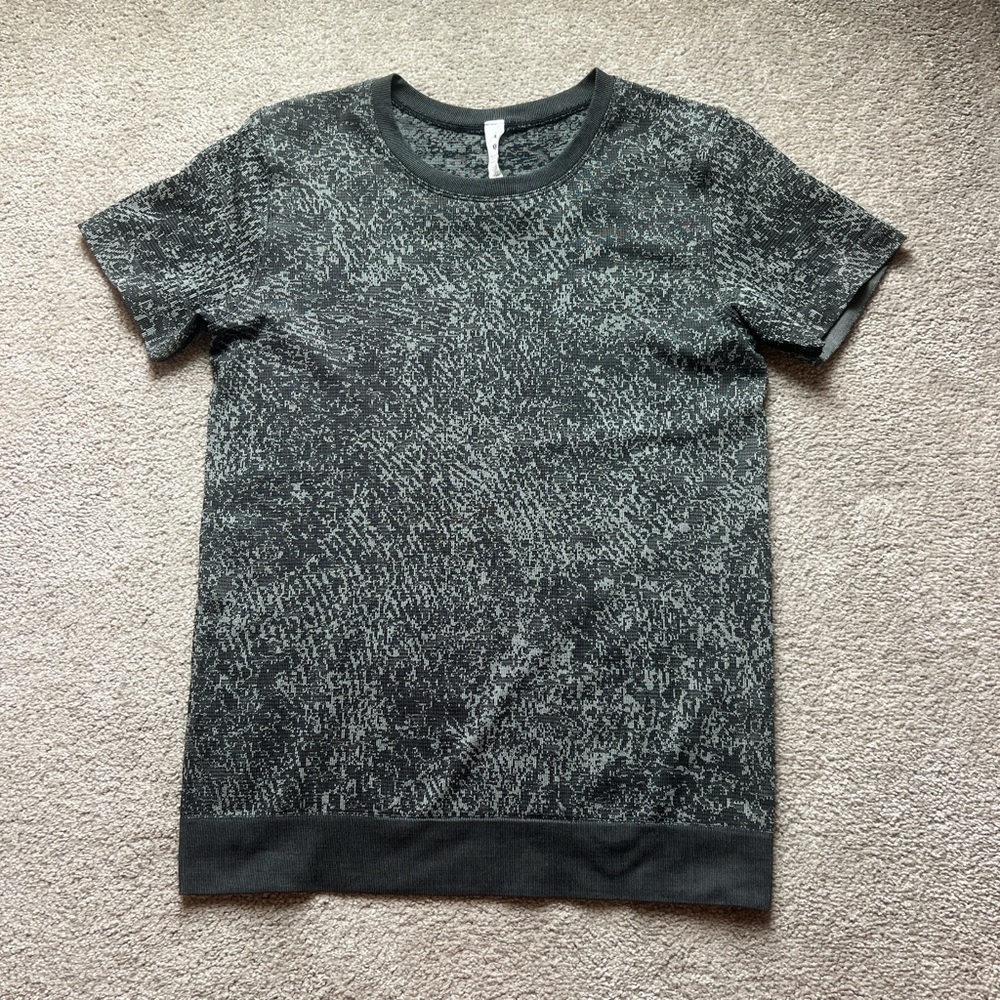 Lululemon Athletica Black and Gray Patterned Tee